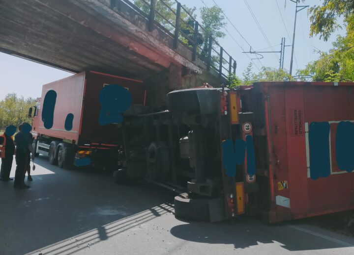 Mezzo pesante ribaltato alle porte di Ovada: traffico in tilt