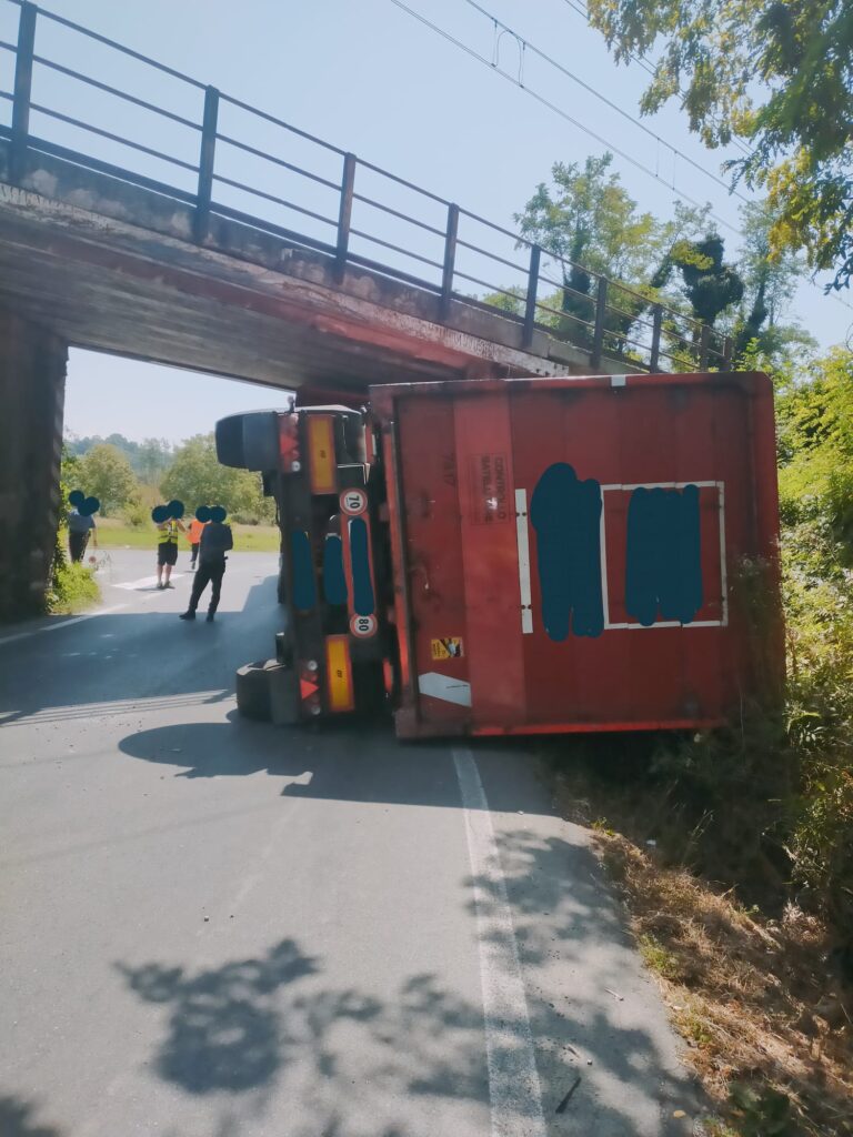 Mezzo pesante ribaltato Ovada 1 agosto 2024