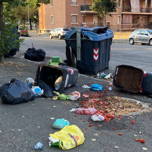 Via De Gasperi: cassonetti distrutti e perfino un dissuasore scaraventato al centro del marciapiede