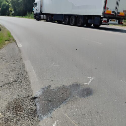 Incidente tra un mezzo pesante e una moto sulla SP195: un ferito