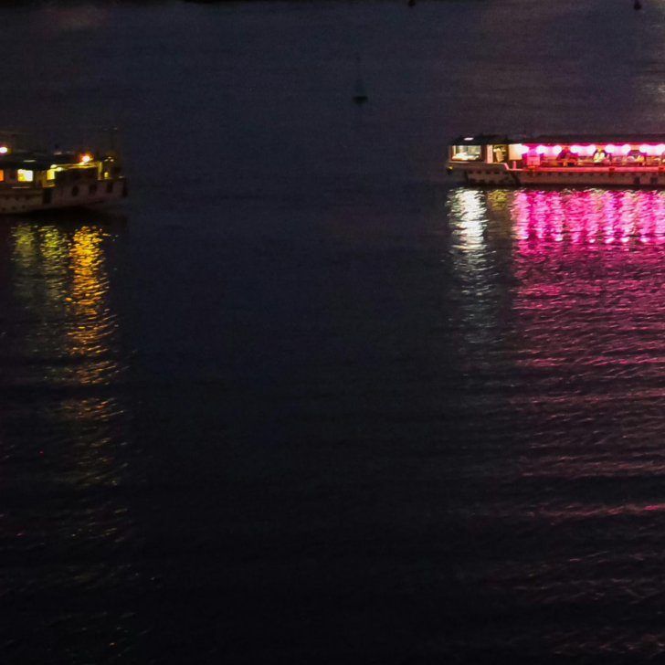 La tradizione delle barche illuminate di Gravedona e Uniti conquista il Lago di Como