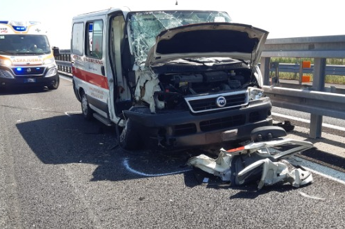 Scontro tra un’ambulanza e un camion sull’A21. Una persona ferita