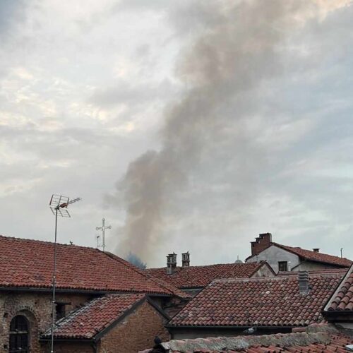 Fumo da un cortile interno di via Ghilini per un principio di incendio poi spento dai Vigili del Fuoco