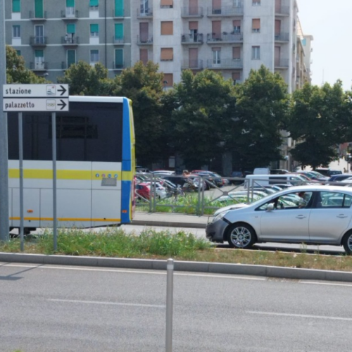 Tamponamento tra un’auto e un bus sul Lungotanaro vicino al ponte Meier