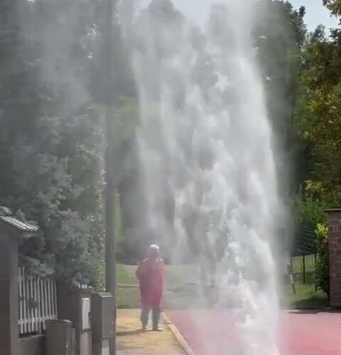 Perdita d’acqua in via del Forno a Valmadonna: un getto altissimo per più di due ore