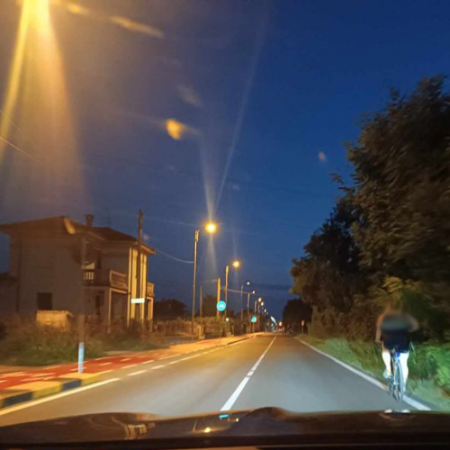 Una pista ciclabile fatta bene ma “le bici vanno in strada, per giunta senza luci”