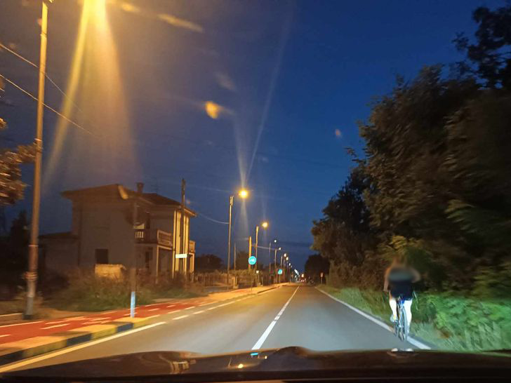 Una pista ciclabile fatta bene ma “le bici vanno in strada, per giunta senza luci”