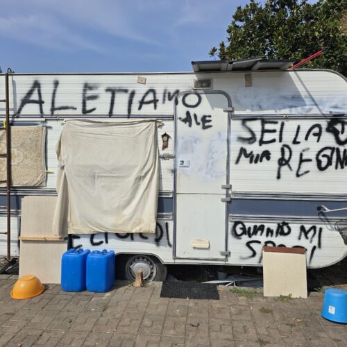 Vandalizzata con alcune scritte una roulotte in viale Michel: l’appello del senzatetto in cerca di una casa