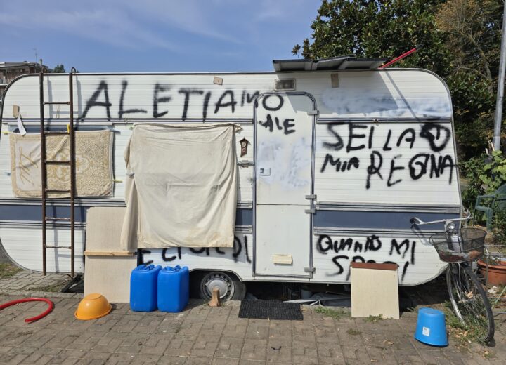 Vandalizzata con alcune scritte una roulotte in viale Michel: l’appello del senzatetto in cerca di una casa