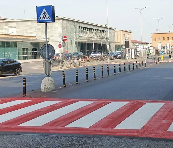 Stazione: strisce più visibili e manto stradale sistemato per evitare allagamenti