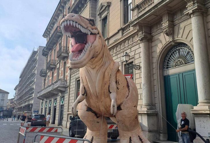 Per il Capodanno Alessandrino via Dante diventa “giurassica”: dinosauri a ogni angolo