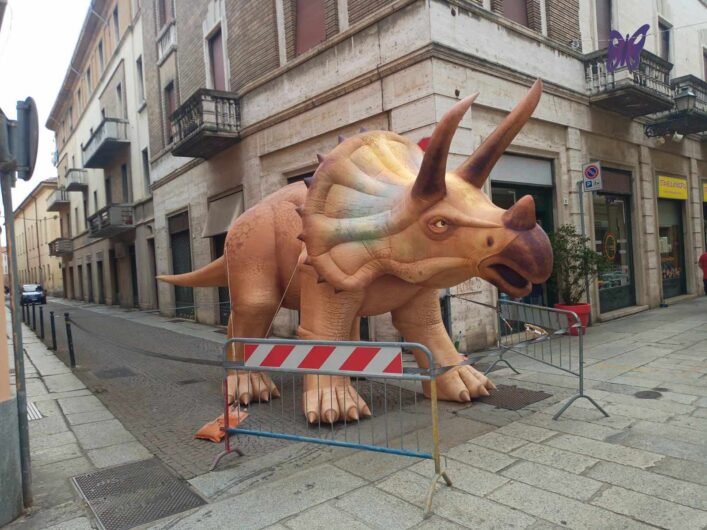 Per il Capodanno Alessandrino via Dante diventa “giurassica”: dinosauri a ogni angolo