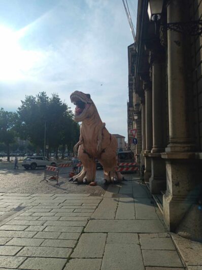 Per il Capodanno Alessandrino via Dante diventa “giurassica”: dinosauri a ogni angolo