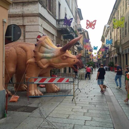 Per il Capodanno Alessandrino via Dante diventa “giurassica”: dinosauri a ogni angolo