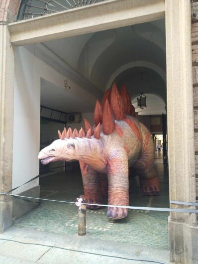 Per il Capodanno Alessandrino via Dante diventa “giurassica”: dinosauri a ogni angolo