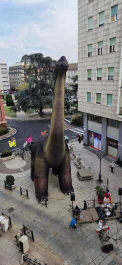 Per il Capodanno Alessandrino via Dante diventa “giurassica”: dinosauri a ogni angolo