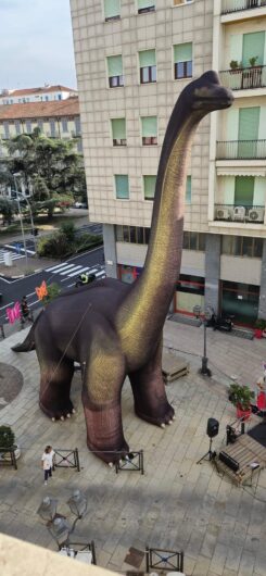 Per il Capodanno Alessandrino via Dante diventa “giurassica”: dinosauri a ogni angolo