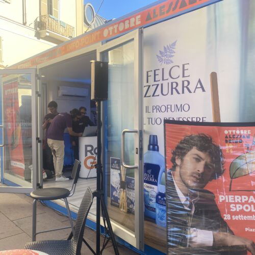 Radio Gold in diretta dall’Info Point dell’Ottobre Alessandrino in Piazzetta, in attesa di Pierpaolo Spollon