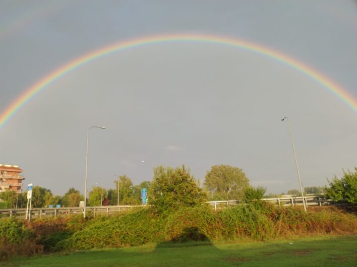 L’arcobaleno riporta il sereno nel cielo di Alessandria. Le vostre [FOTO]