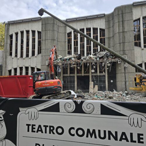 Ruspe al lavoro al Teatro comunale di Alessandria: demolita la tettoia