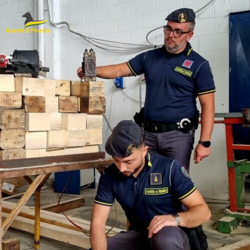 Guardia di Finanza di Pavia scopre fabbrica di pallet contraffatti