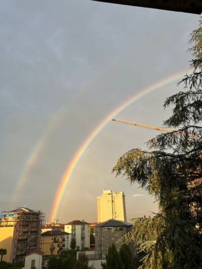 L’arcobaleno riporta il sereno nel cielo di Alessandria. Le vostre [FOTO]