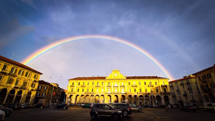 L’arcobaleno riporta il sereno nel cielo di Alessandria. Le vostre [FOTO]