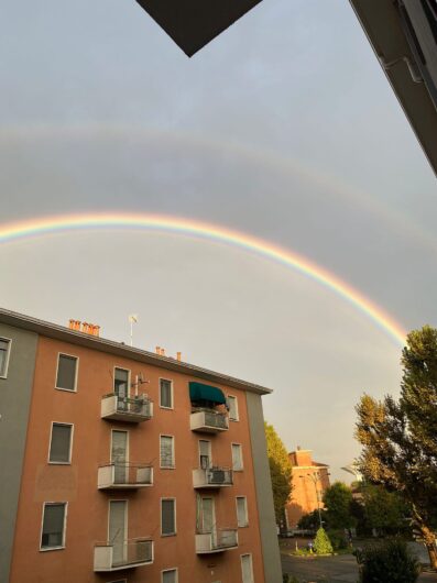 L’arcobaleno riporta il sereno nel cielo di Alessandria. Le vostre [FOTO]