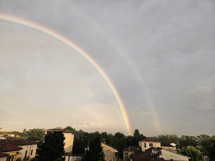 L’arcobaleno riporta il sereno nel cielo di Alessandria. Le vostre [FOTO]