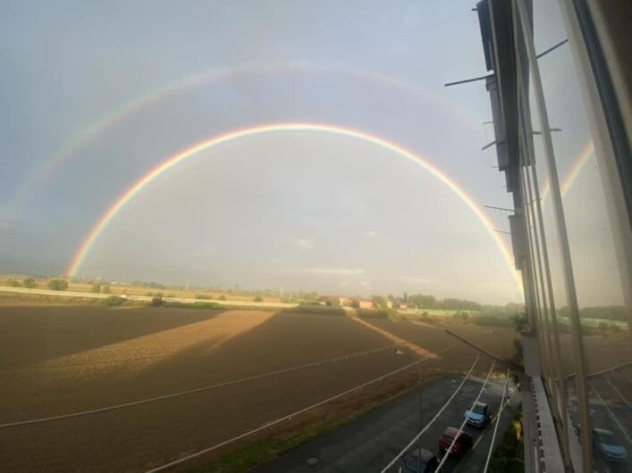 L’arcobaleno riporta il sereno nel cielo di Alessandria. Le vostre [FOTO]