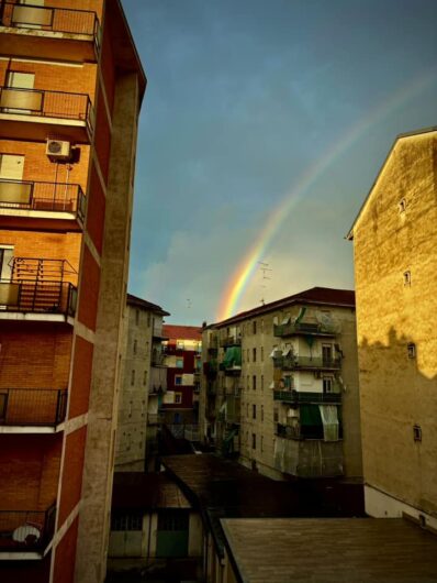 L’arcobaleno riporta il sereno nel cielo di Alessandria. Le vostre [FOTO]