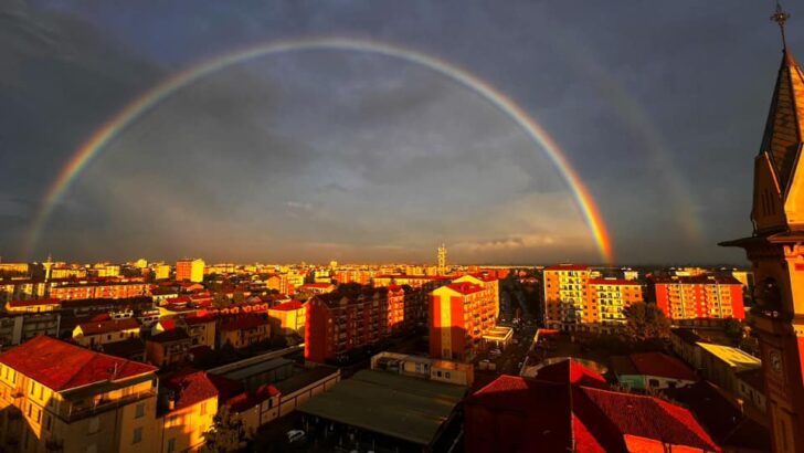 L’arcobaleno riporta il sereno nel cielo di Alessandria. Le vostre [FOTO]