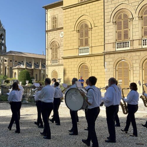 Porana festeggia San Crispino tra giocolieri, banda musicale e dolci tipici