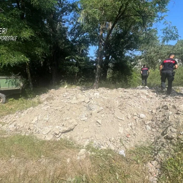 Ristruttura la casa e porta i rifiuti edili a ridosso del torrente Spinti