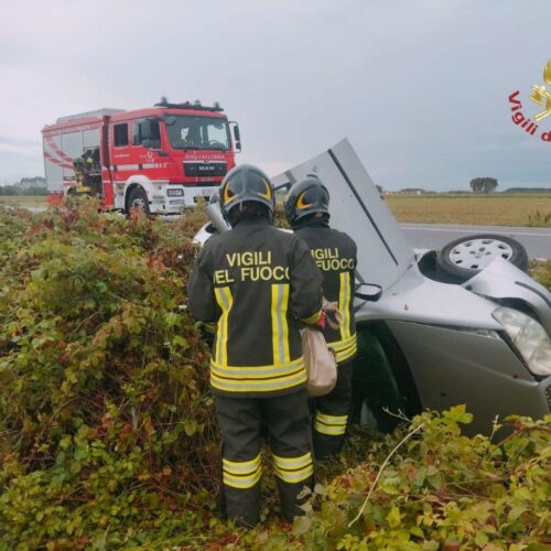 Auto ribaltata in un canale a Copiano: un ferito