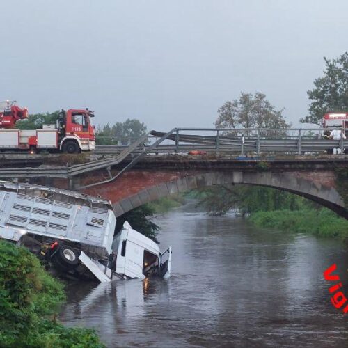 Camion carico di suini si ribalta nella roggia a Copiano, ferito il conducente. Chiusa la SS 235