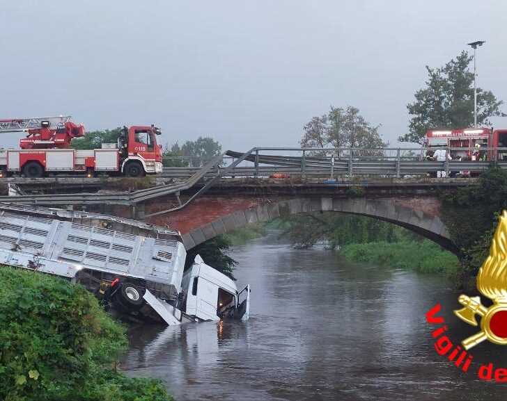 Camion carico di suini si ribalta nella roggia a Copiano, ferito il conducente. Chiusa la SS 235