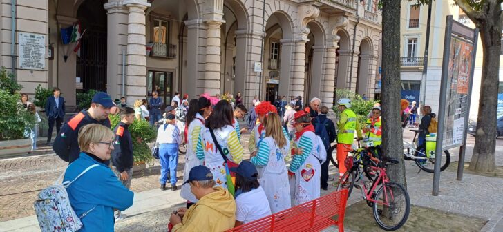 Allegria e brio per la “Camminata della salute”: tante persone fino al presidio Borsalino