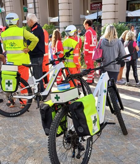 Allegria e brio per la “Camminata della salute”: tante persone fino al presidio Borsalino