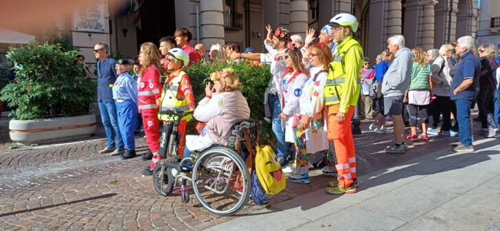 Allegria e brio per la “Camminata della salute”: tante persone fino al presidio Borsalino