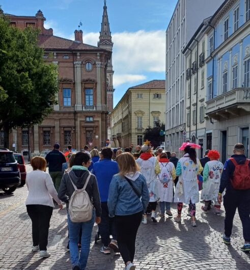 Allegria e brio per la “Camminata della salute”: tante persone fino al presidio Borsalino