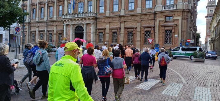 Allegria e brio per la “Camminata della salute”: tante persone fino al presidio Borsalino