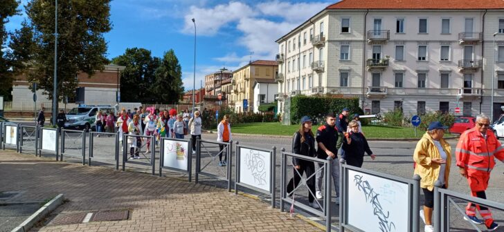 Allegria e brio per la “Camminata della salute”: tante persone fino al presidio Borsalino