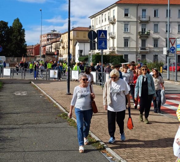 Allegria e brio per la “Camminata della salute”: tante persone fino al presidio Borsalino