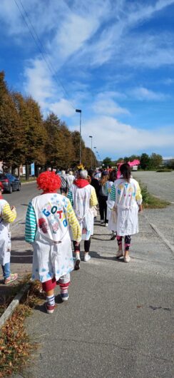 Allegria e brio per la “Camminata della salute”: tante persone fino al presidio Borsalino