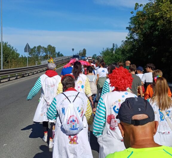 Allegria e brio per la “Camminata della salute”: tante persone fino al presidio Borsalino