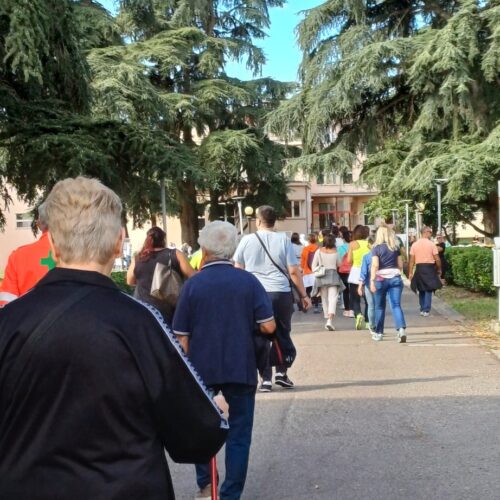 Allegria e brio per la “Camminata della salute”: tante persone fino al presidio Borsalino