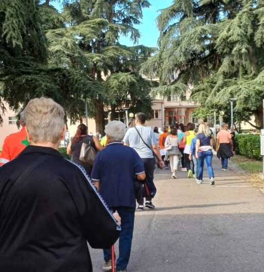 Allegria e brio per la “Camminata della salute”: tante persone fino al presidio Borsalino