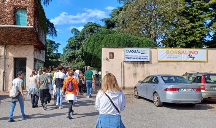 Allegria e brio per la “Camminata della salute”: tante persone fino al presidio Borsalino