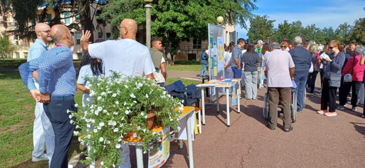 Allegria e brio per la “Camminata della salute”: tante persone fino al presidio Borsalino